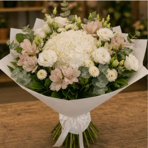 Buchet flori de camp natural cu hortensie alba si lisianthus - poza 3