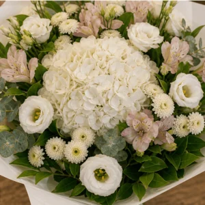 Buchet flori de camp natural cu hortensie alba si lisianthus - poza 4