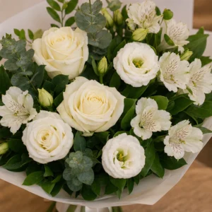 Buchet flori deosebite alb si verde cu trandafiri - poza 4
