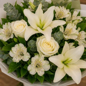 Buchet flori deosebite elegant cu crini albi - poza 4