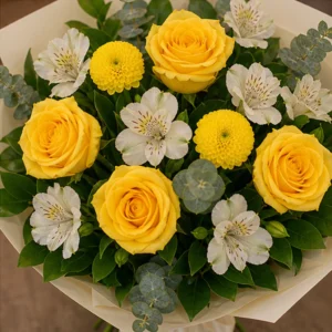 Buchet flori deosebite luminos cu trandafiri galbeni - poza 4
