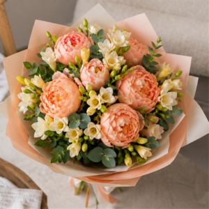 Buchet Flori la Domiciliu Apricot Grace cu Bujori și Frezii - imagine 4