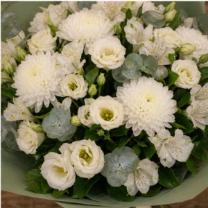 Buchet flori Valentine's Day alb crem cu crizanteme si eucalipt - poza 4
