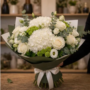 Buchet flori Valentine's Day de gala cu hortensie si trandafiri albi - poza 2