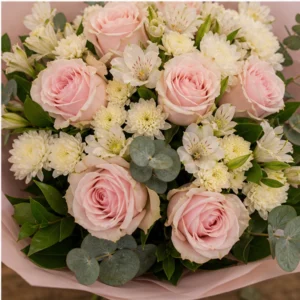 Buchet flori Valentine's Day dulce cu roz pal si crem - poza 4