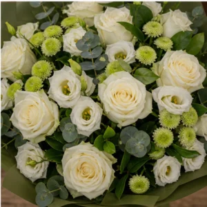 Buchet flori Valentine's Day elegant cu trandafiri albi si santini - poza 4