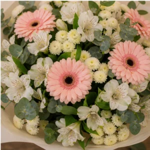 Buchet flori Valentine's Day roz pudrat cu gerbera si santini - poza 4