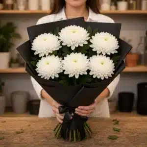 Buchet funerar din 6 crizanteme albe cu ambalaj negru - poza 3