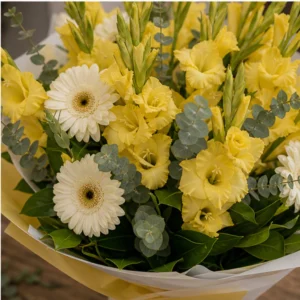 Buchet gladiole galbene cu gerbera alba - poza 4