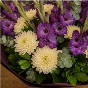 Buchet gladiole mov cu crizanteme crem - poza 4