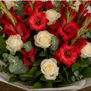 Buchet gladiole rosii cu trandafiri albi - poza 4