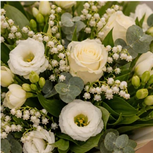 Buchet Lacramioare elegant cu lisianthus si frezii - poza 4