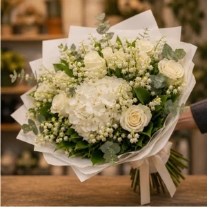 Buchet Lacramioare premium cu hortensie si trandafiri - poza 2