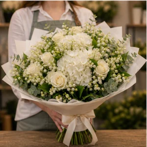 Buchet Lacramioare premium cu hortensie si trandafiri - poza 3