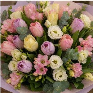 Buchet lalele si frezii pastel cu lisianthus - poza 4