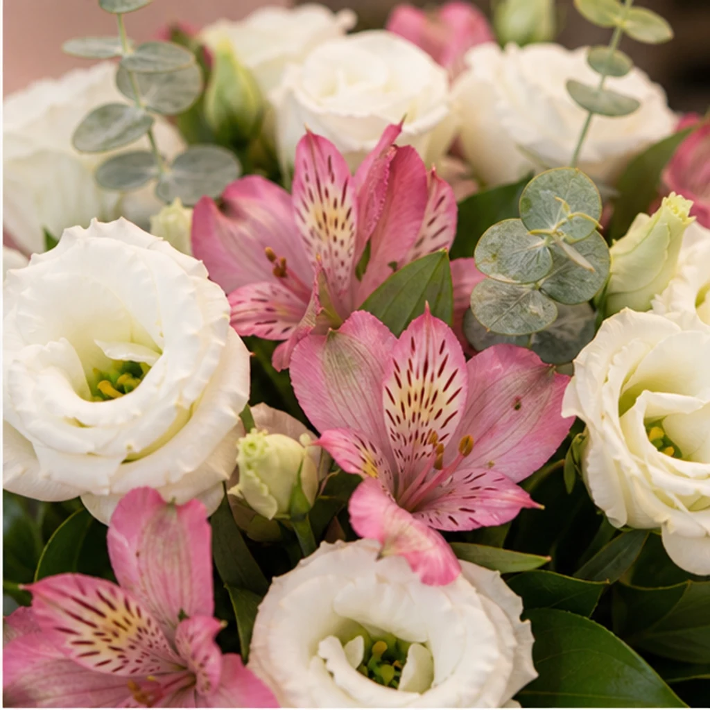 Buchet Lisianthus alb si alstroemeria roz - poza 2