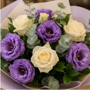 Buchet Lisianthus mov si trandafiri crem - poza 2