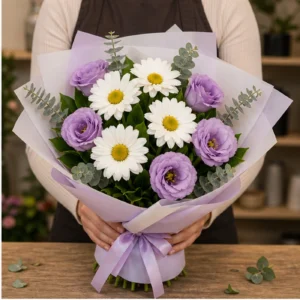 Buchet margarete albe si lisianthus lila - poza 2
