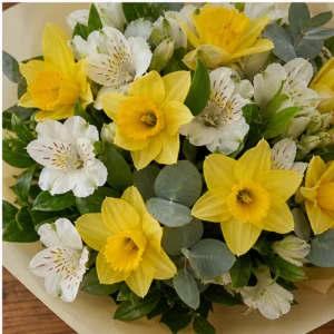 Buchet Narcise galbene cu alstroemeria alba - poza 4