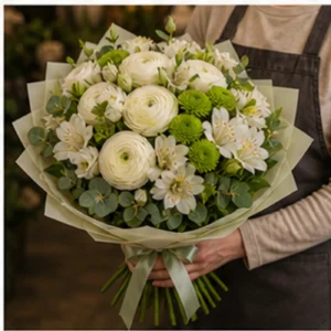 Buchet Ranunculus crem cu santini verde - poza 2
