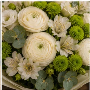 Buchet Ranunculus crem cu santini verde - poza 4