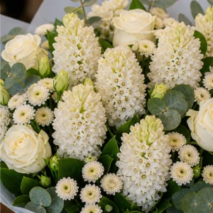 Buchet Zambile luminos cu trandafiri albi - poza 2