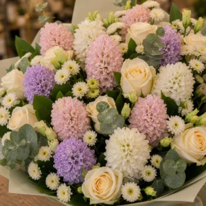 Buchet Zambile pastel cu trandafiri crem - poza 2