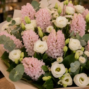 Buchet Zambile roz pal cu lisianthus alb - poza 2
