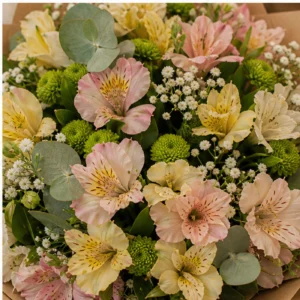 Buchete Alstroemeria pastel cu santini si verdeata - poza 4