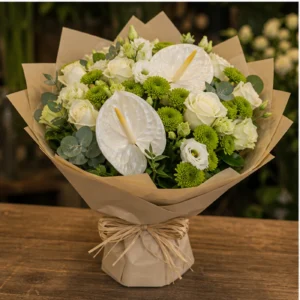 Buchete Anthurium alb cu santini verde - poza 3