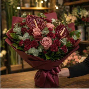 Buchete Anthurium burgundy cu garoafe mini - poza 2
