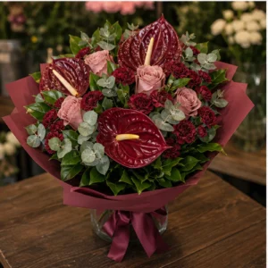 Buchete Anthurium burgundy cu garoafe mini - poza 3
