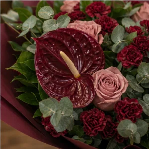Buchete Anthurium burgundy cu garoafe mini - poza 4