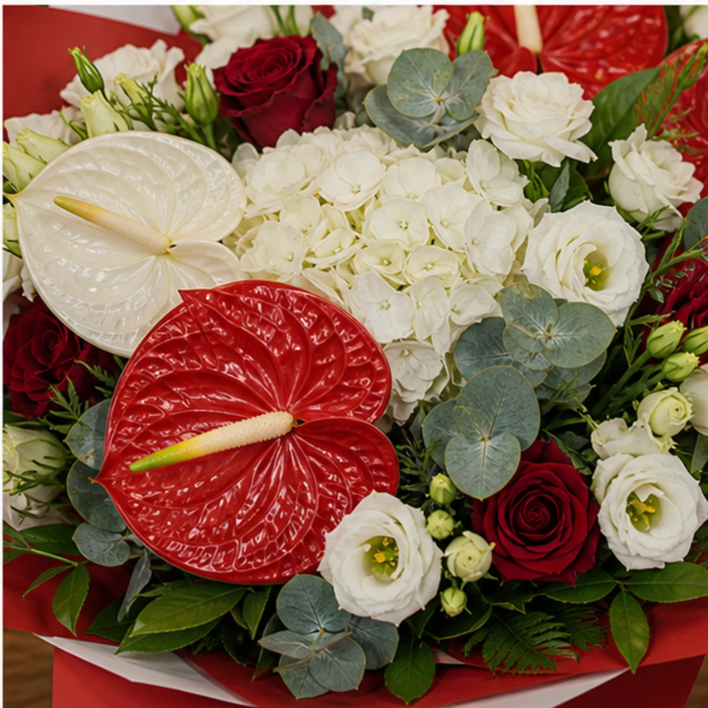 Buchete Anthurium premium rosu si alb cu hortensie - poza 4