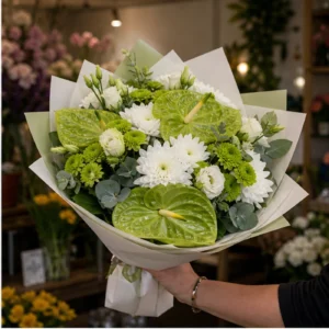 Buchete Anthurium verde cu crizanteme albe - poza 2