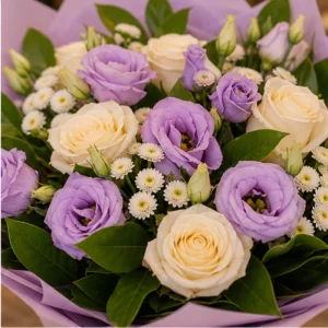 Cadou aniversar cu flori lila cu lisianthus si salal - poza 2
