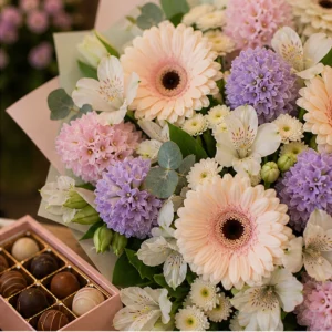 Cadou aniversar cu flori pastel cu gerbera si praline - poza 2