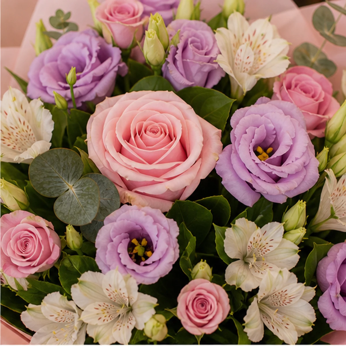 Cadou aniversar cu flori romantic roz cu ciocolata - poza 2
