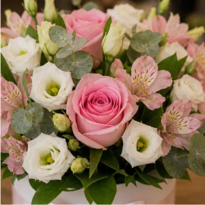 Cadou cu flori alb roz intr-o cutie eleganta - poza 2
