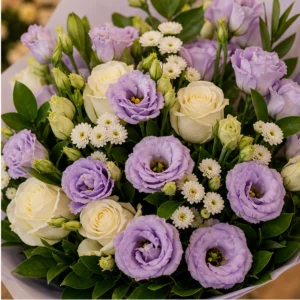 Cadou cu flori lila cu lisianthus si salal - poza 2