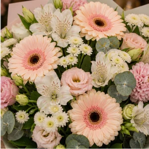 Cadou cu flori pastel cu gerbera si praline - poza 2