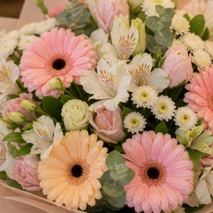 Cadou pentru ea pastel cu gerbera si praline - poza 2