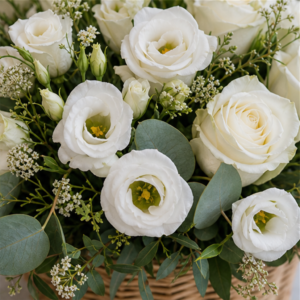 Coș Acasă București White Tea cu Lisianthus și Mini Garoafe - imagine 2