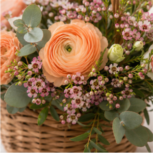 Coș Flori la Domiciliu Piersică Blândă cu Ranunculus și Wax Flower - imagine 2