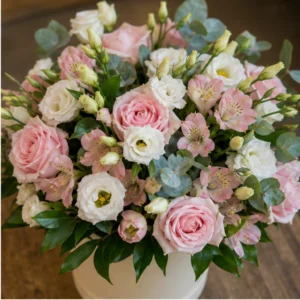 Cutie Aranjament Floral pastel cu trandafiri si lisianthus - poza 2