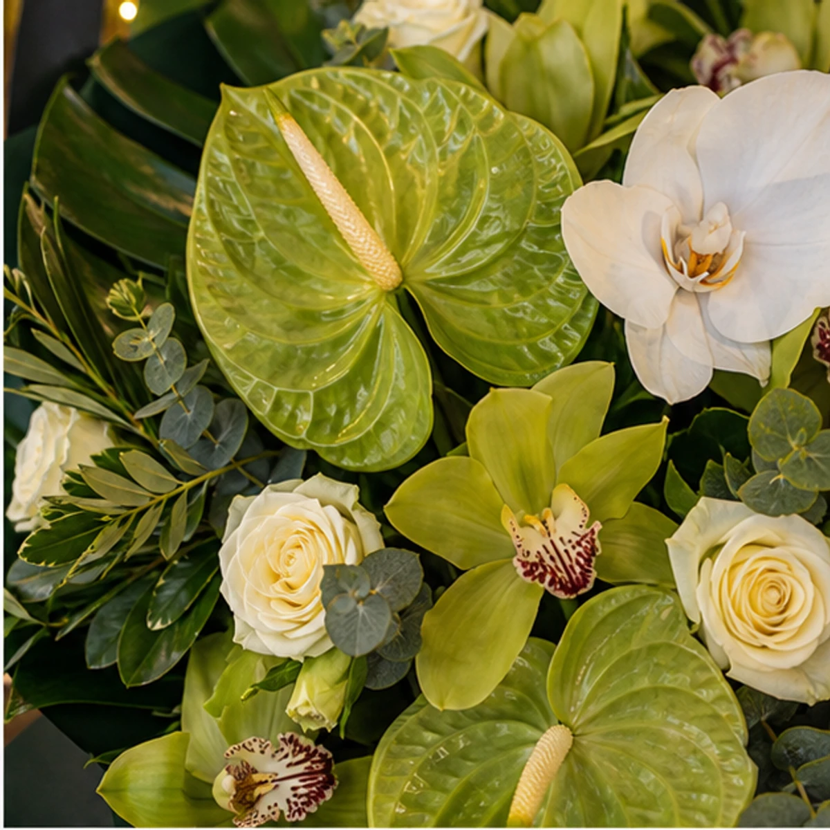 Buchet Flori de Lux Emerald Statement cu Anthurium și Orhidee - imagine 2