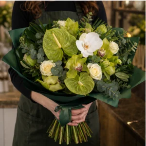 Buchet Flori de Lux Emerald Statement cu Anthurium și Orhidee - imagine 3