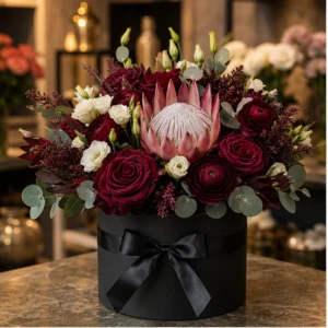 Cutie Flori de Lux Black Tie cu Protea și Trandafiri Burgundy - imagine 1