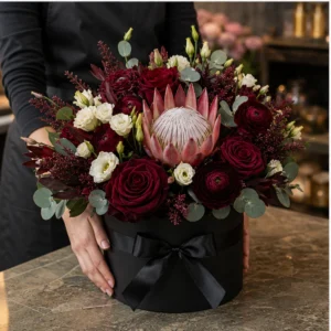 Cutie Flori de Lux Black Tie cu Protea și Trandafiri Burgundy - imagine 3
