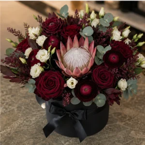 Cutie Flori de Lux Black Tie cu Protea și Trandafiri Burgundy - imagine 4